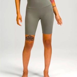 Lululemon size 6 army green shorts